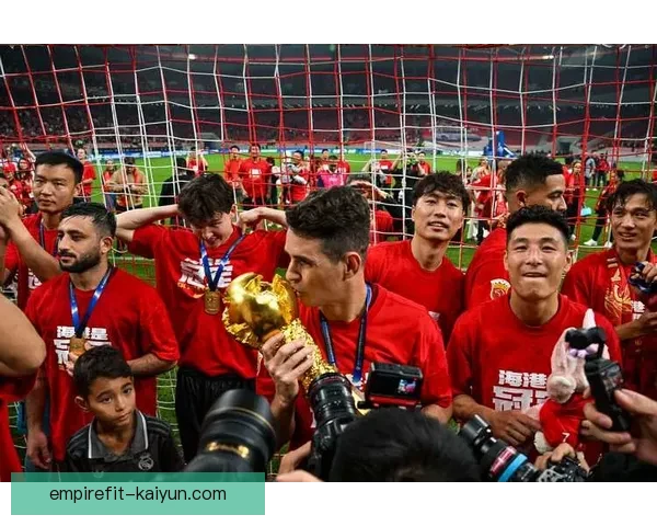 上海海港夺得冠军奖杯，展现出强劲的竞争力提升或表现亮眼。